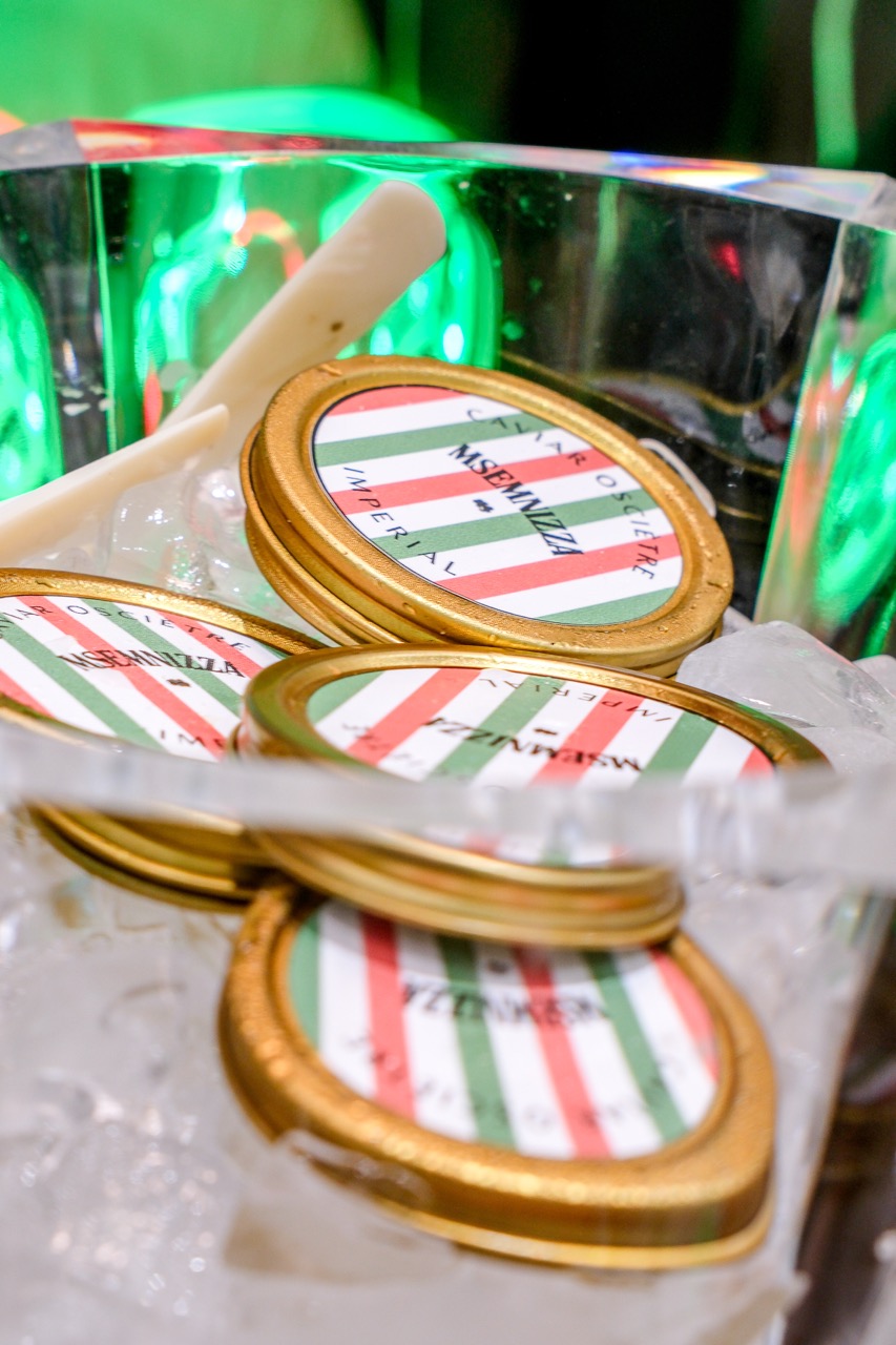 Caviar sur glace pendant l'ouverture