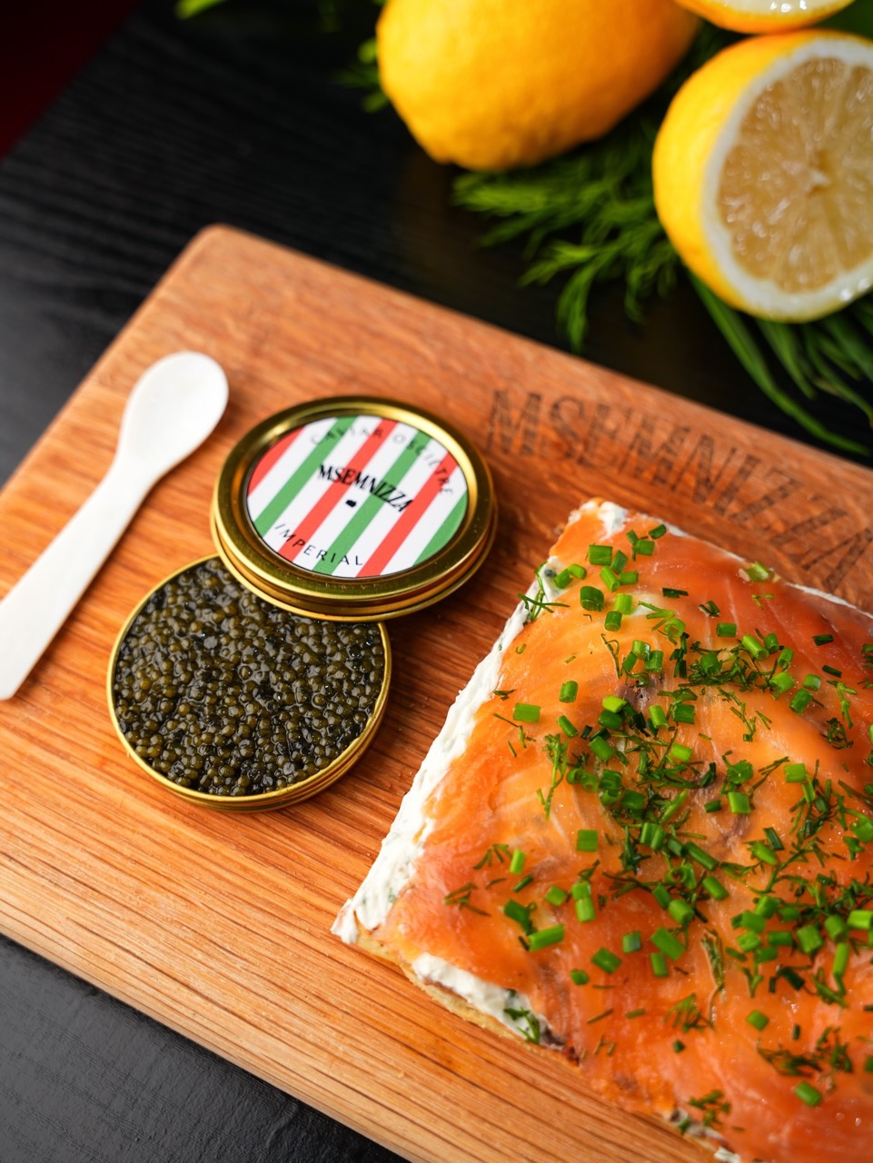 Msemnizza au saumon fumé et boîte de caviar